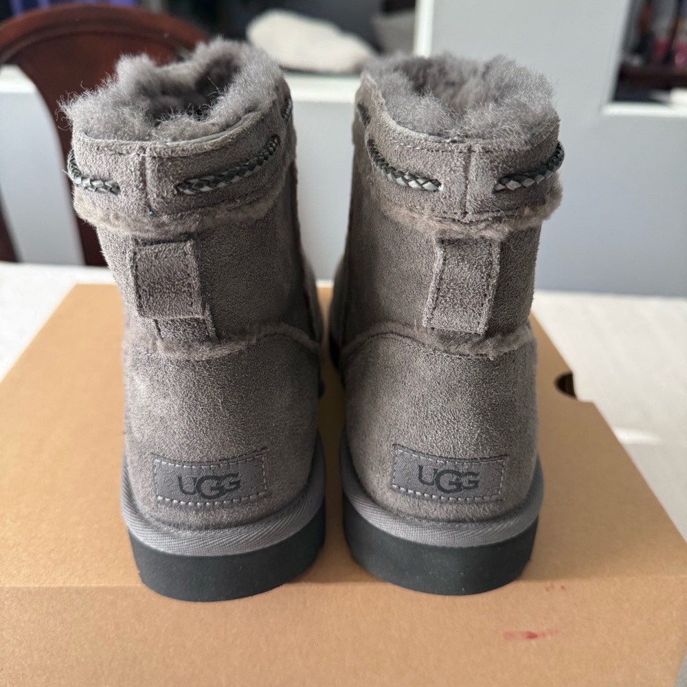 UGG CLASSIC MINI SHEARLING BRAID BOOT - Picture 5 of 9